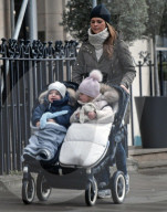 EXKLUSIV - Prinzessin Madeleine mit den Kids im Park in London