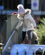 EXKLUSIV - Prinzessin Madeleine mit den Kids im Park in London