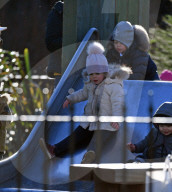 EXKLUSIV - Prinzessin Madeleine mit den Kids im Park in London