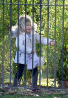 EXKLUSIV - Prinzessin Madeleine mit den Kids im Park in London