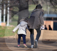 EXKLUSIV - Prinzessin Madeleine mit den Kids im Park in London
