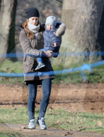 EXKLUSIV - Prinzessin Madeleine mit den Kids im Park in London