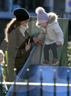 EXKLUSIV - Prinzessin Madeleine mit den Kids im Park in London