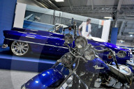 PEOPLE - Johnny Hallyday zeigt zwei seiner Fahrzeuge am 'Salon Retromobile'