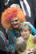 PEOPLE - Paradiesvogel: Olivia Jones an der Bundespräsidenten-Wahl in Berlin