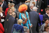 PEOPLE - Paradiesvogel: Olivia Jones an der Bundespräsidenten-Wahl in Berlin