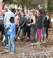 PEOPLE - Julianne und Derek Hough wandern mit ihren Fans