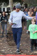 PEOPLE - Julianne und Derek Hough wandern mit ihren Fans
