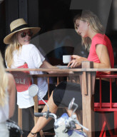 EXKLUSIV - Karlie Kloss steht auf St.Barts vor der Linse