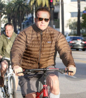 PEOPLE - Arnold Schwarzenegger fährt mit dem Velo durch Malibu