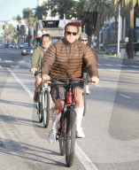 PEOPLE - Arnold Schwarzenegger fährt mit dem Velo durch Malibu