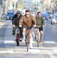 PEOPLE - Arnold Schwarzenegger fährt mit dem Velo durch Malibu