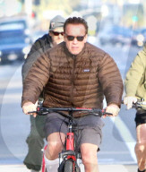 PEOPLE - Arnold Schwarzenegger fährt mit dem Velo durch Malibu