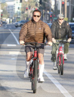 PEOPLE - Arnold Schwarzenegger fährt mit dem Velo durch Malibu