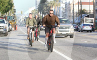 PEOPLE - Arnold Schwarzenegger fährt mit dem Velo durch Malibu
