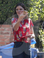 PEOPLE - Miranda Kerr hängts mit einem Kumpel in Malibu ab