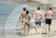 PEOPLE - Brooke Burke und David Charvet Pack turteln am Beach von St. Barts