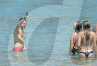 PEOPLE - Brooke Burke und David Charvet Pack turteln am Beach von St. Barts