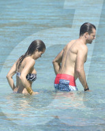 PEOPLE - Brooke Burke und David Charvet Pack turteln am Beach von St. Barts
