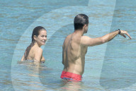 PEOPLE - Brooke Burke und David Charvet Pack turteln am Beach von St. Barts