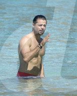 PEOPLE - Brooke Burke und David Charvet Pack turteln am Beach von St. Barts