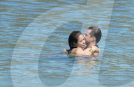 PEOPLE - Brooke Burke und David Charvet Pack turteln am Beach von St. Barts