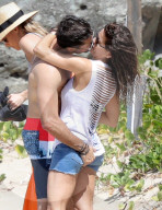 PEOPLE - Brooke Burke und David Charvet Pack turteln am Beach von St. Barts
