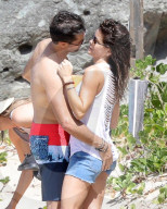 PEOPLE - Brooke Burke und David Charvet Pack turteln am Beach von St. Barts