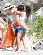 PEOPLE - Brooke Burke und David Charvet Pack turteln am Beach von St. Barts