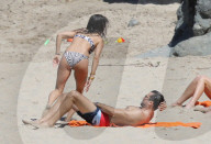 PEOPLE - Brooke Burke und David Charvet Pack turteln am Beach von St. Barts