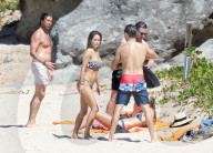 PEOPLE - Brooke Burke und David Charvet Pack turteln am Beach von St. Barts