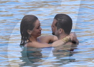 PEOPLE - Brooke Burke und David Charvet Pack turteln am Beach von St. Barts