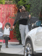 EXKLUSIV - Happy Mom, Happy Life: Mila Kunis mir ihren Kindern unterwegs
