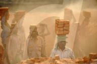 REPORTAGE - Nepal: Ziegel-Produktion in Lalitpur