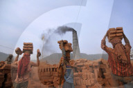 REPORTAGE - Nepal: Ziegel-Produktion in Lalitpur