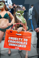NEWS - PETA-Anhängerinnen demonstrieren an der Londoner Fashionweek
