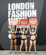 NEWS - PETA-Anhängerinnen demonstrieren an der Londoner Fashionweek