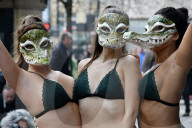 NEWS - PETA-Anhängerinnen demonstrieren an der Londoner Fashionweek