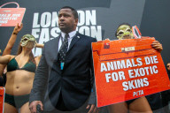 NEWS - PETA-Anhängerinnen demonstrieren an der Londoner Fashionweek