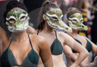 NEWS - PETA-Anhängerinnen demonstrieren an der Londoner Fashionweek