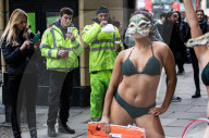 NEWS - PETA-Anhängerinnen demonstrieren an der Londoner Fashionweek