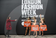 NEWS - PETA-Anhängerinnen demonstrieren an der Londoner Fashionweek