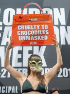 NEWS - PETA-Anhängerinnen demonstrieren an der Londoner Fashionweek