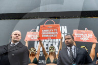 NEWS - PETA-Anhängerinnen demonstrieren an der Londoner Fashionweek