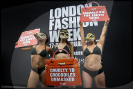 NEWS - PETA-Anhängerinnen demonstrieren an der Londoner Fashionweek