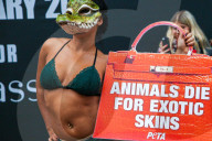NEWS - PETA-Anhängerinnen demonstrieren an der Londoner Fashionweek