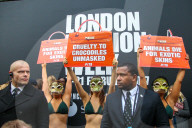 NEWS - PETA-Anhängerinnen demonstrieren an der Londoner Fashionweek