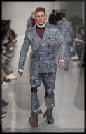 PEOPLE - London Fashion Week: Beinamputiertes  Model Jack Eyers läuft für Tatum Jones
