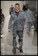 PEOPLE - London Fashion Week: Beinamputiertes  Model Jack Eyers läuft für Tatum Jones