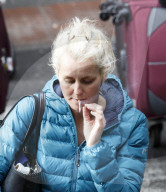 EXKLUSIV - Emma Parker Bowles raucht und schiebt den Kinderwagen am Flughafen Gatwick